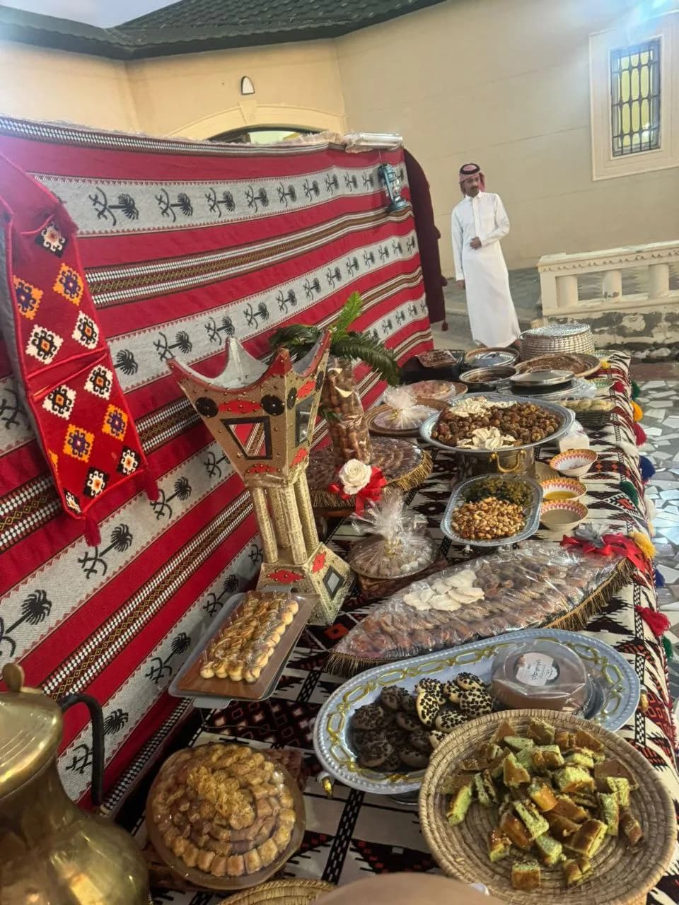 مباشرة ضيافة بزيّ مرتّب في مناسبة نسائية بالطائف