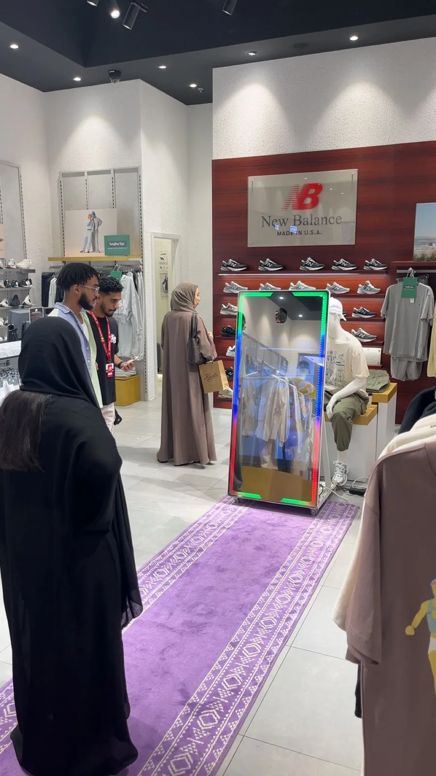 فريق قهوجيين ومباشرين أثناء خدمة مناسبة بالرياض