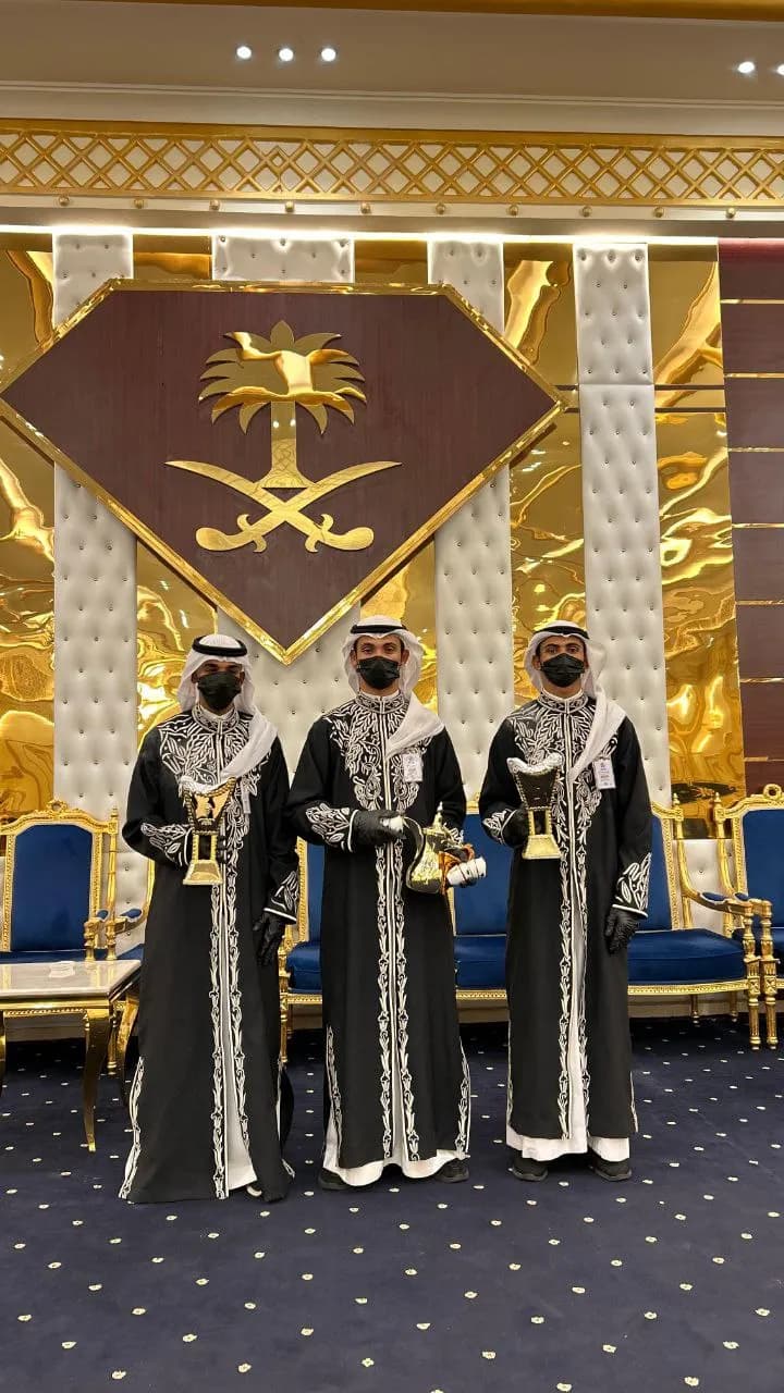 دلال قهوة نحاسية وتمر فاخر لضيافة متكاملة بالرياض