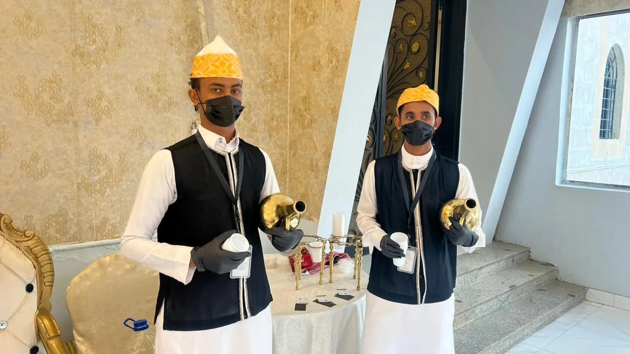 دلال قهوة نحاسية وتمر فاخر لضيافة متكاملة بالمدينة المنورة